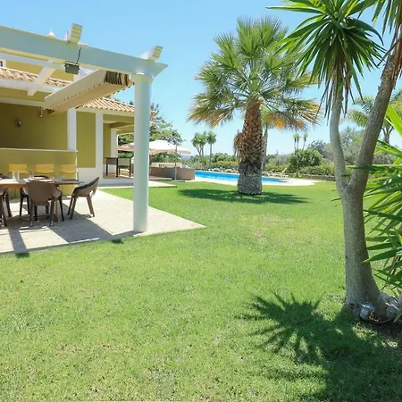 Villa Loane - Swimming Pool - By Bedzy
